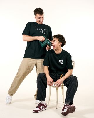 🚨 Nový kousek v kolekci! 🚨 Představujeme OVERSIZE triko pro muže i pro ženy značky SERE PES 🐶 💩! Logo ve dvou variantách...